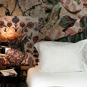 4* Hotel Du Petit Moulin, Haute Couture By Lacroix